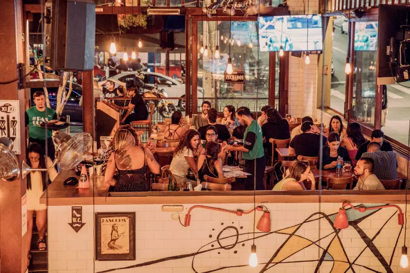 Vendas de bares e restaurantes se mantêm estáveis em maio, revela pesquisa