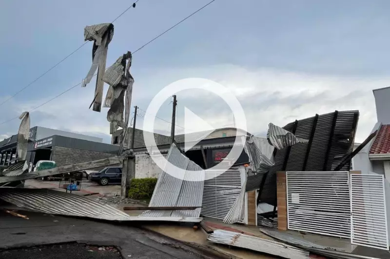Vendaval de apenas dois minutos causa destruição no Oeste de SC: casas destelhadas e postes derrubados