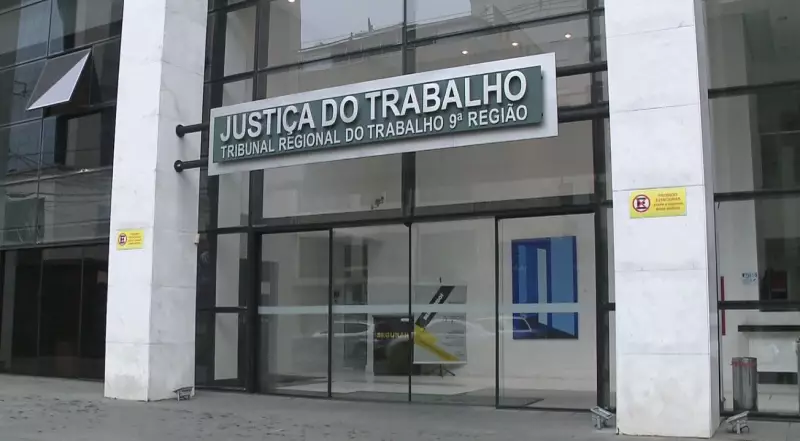 Vendedora de Curitiba denuncia assédio moral: gerente exigia saias curtas e criticava seu jeito de falar