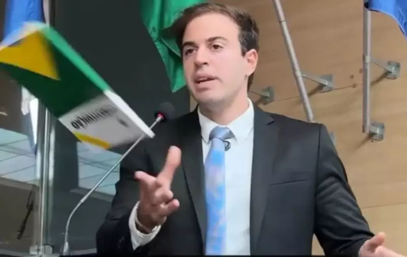 Vereador do Recife causa polêmica ao jogar Constituição no chão e fazer piada capacitista