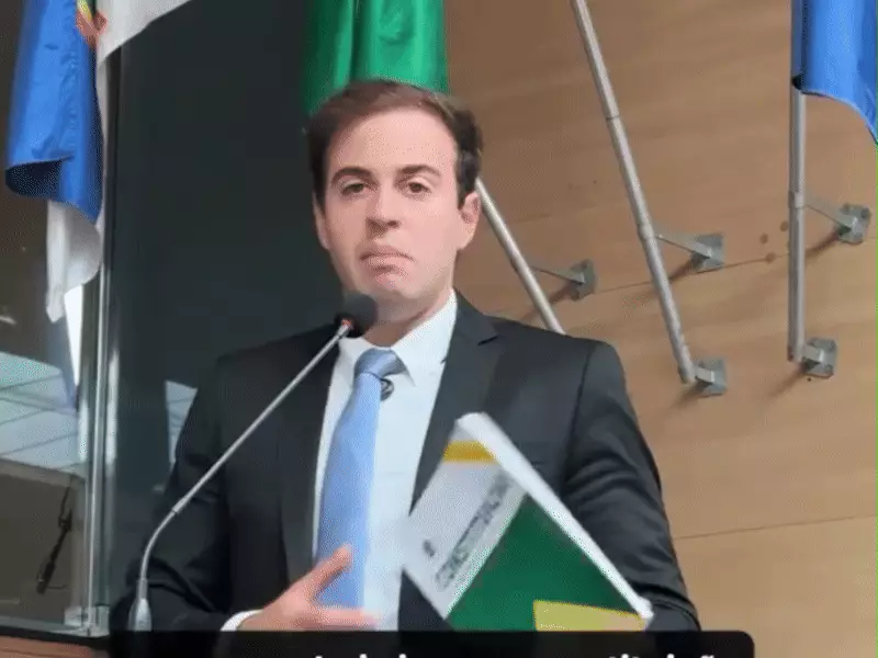 Vereador filho de Gilson Machado joga Constituição no chão e chama Moraes de 'ditador' na Câmara do Recife