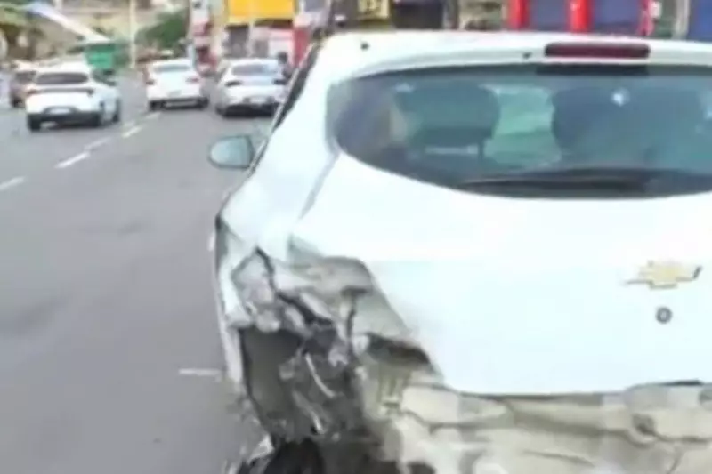 Viatura da PM se envolve em acidente após desviar de cachorro na Avenida Bonocô em Salvador