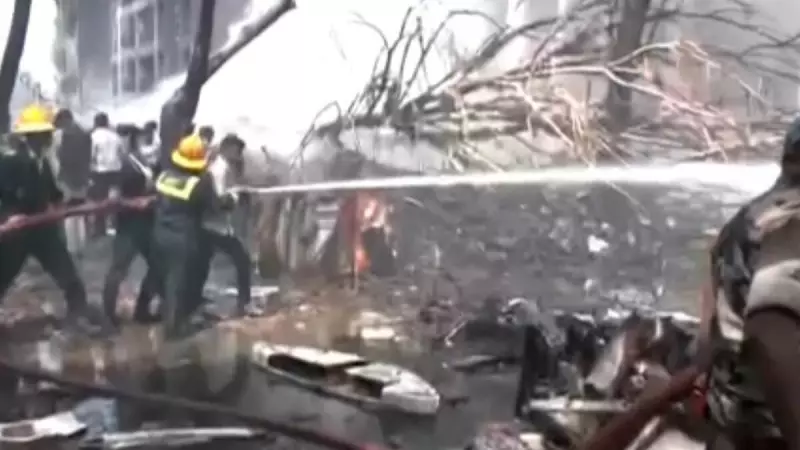 VÍDEO: Avião cai em área residencial na Índia após decolagem; veja os destroços