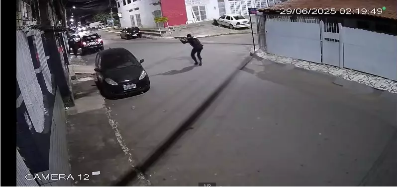 Vídeo chocante mostra troca de tiros entre homem e policiais no Guará, DF