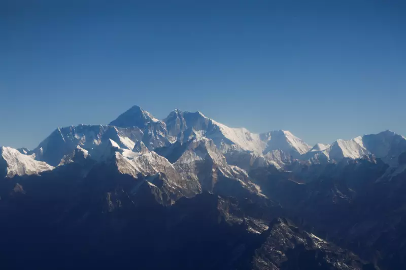 Vídeo de helicóptero resgatando pessoa no Everest é fake e não mostra Juliana Marins na Indonésia