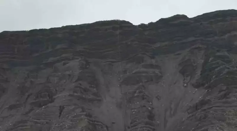 Vídeo impressionante mostra o abismo onde Juliana Marins caiu e o resgate do corpo em Rinjani