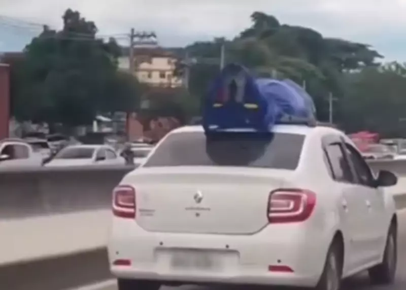 Vídeo que mostra suposto transporte de cadáver no teto de carro no Rio é fake, confirma verificação