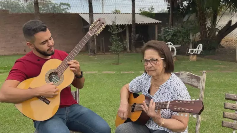 Viola Caipira Encanta Fãs de Todas as Idades em Evento Cultural