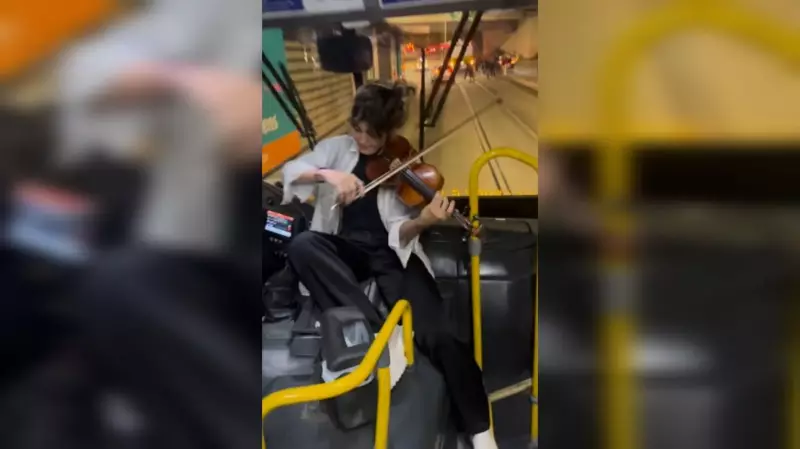 Violinista do interior de SP emociona passageiros ao tocar em ônibus de BH; vídeo viraliza