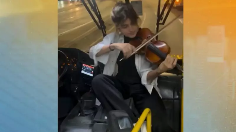 Violinista emociona passageiros com show surpresa em ônibus de Belo Horizonte