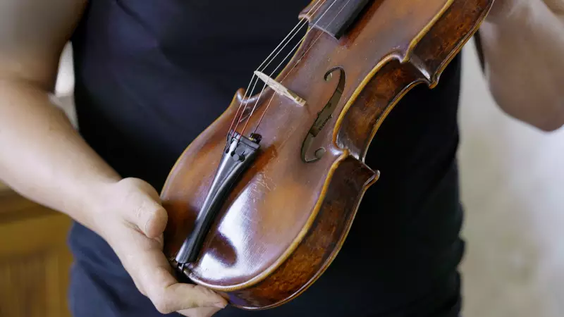 Violino construído por prisioneiro judeu em Dachau: uma história de resistência e arte