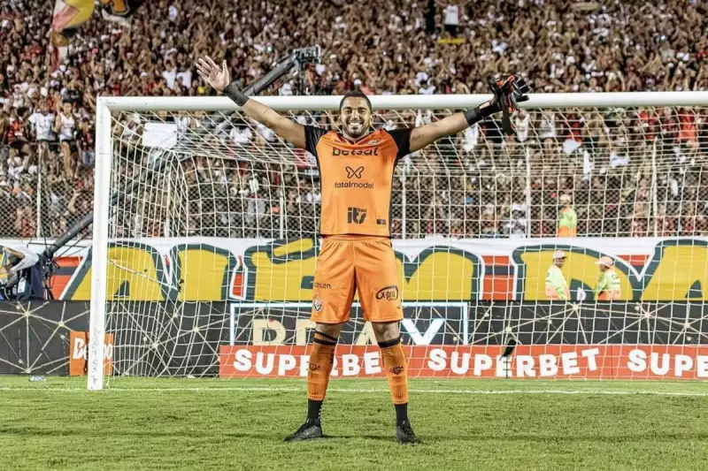 Vitória acerta troca de goleiros com o Sport e planeja venda de Lucas Arcanjo