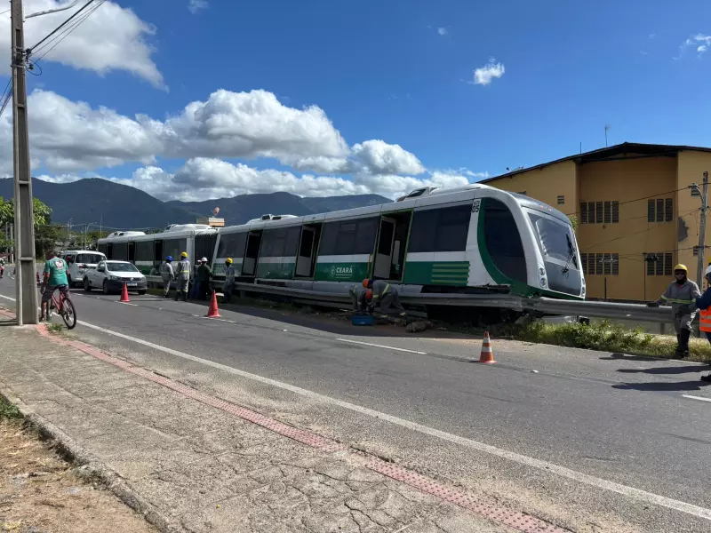 VLT descarrila e colide com alça de proteção no interior do Ceará; veja o vídeo