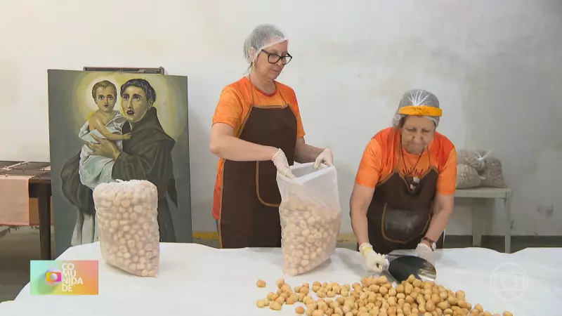 Voluntários se unem para produzir pãezinhos de Santo Antônio no Rio de Janeiro