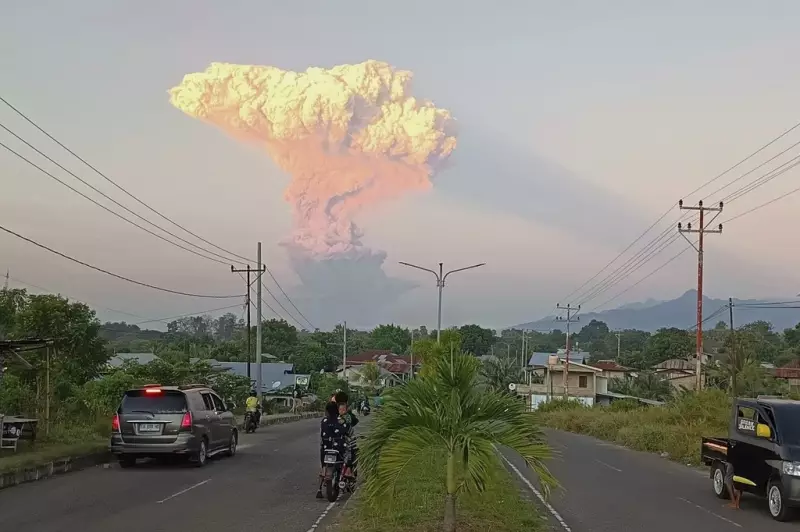 Vulcão entra em erupção na Indonésia e forma nuvem rosa gigante; veja imagens impressionantes