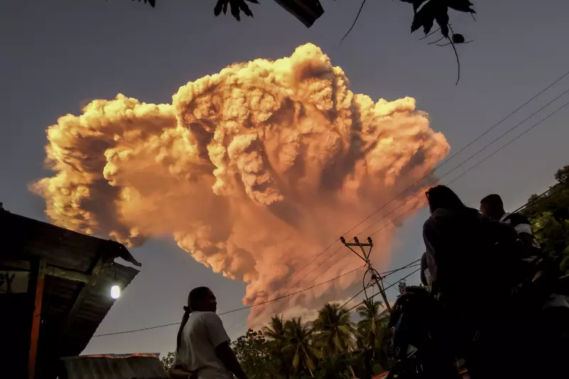Vulcão entra em erupção na Indonésia e lança nuvem de cinzas de 11 km — veja vídeo impressionante