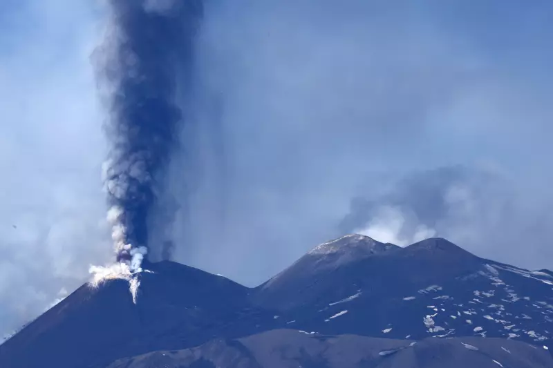 Vulcão Etna entra em erupção na Itália: nuvens de fumaça e cinzas geram alerta | Veja imagens impressionantes
