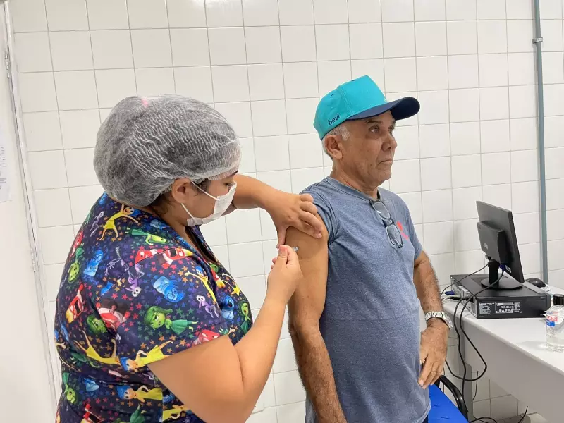 Ação de saúde na Praça da Bandeira: vacinação e testes de ISTs em Teresina