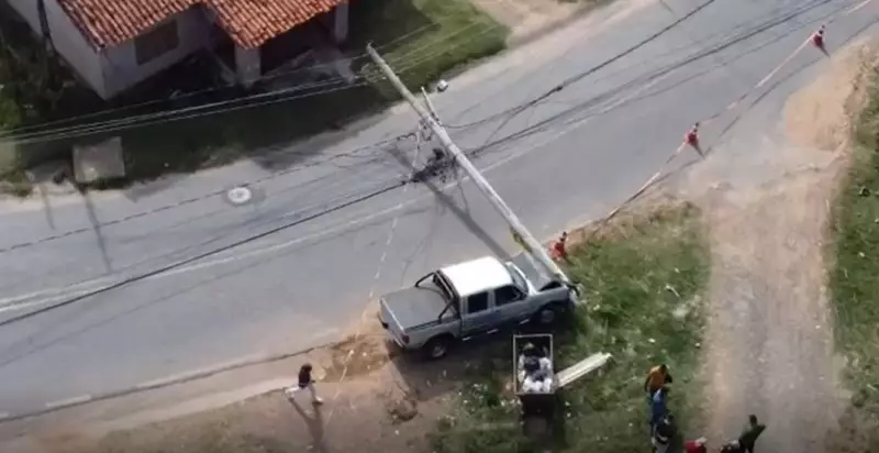 Acidente com carro derruba postes e interdita rodovia em Louveira - SP