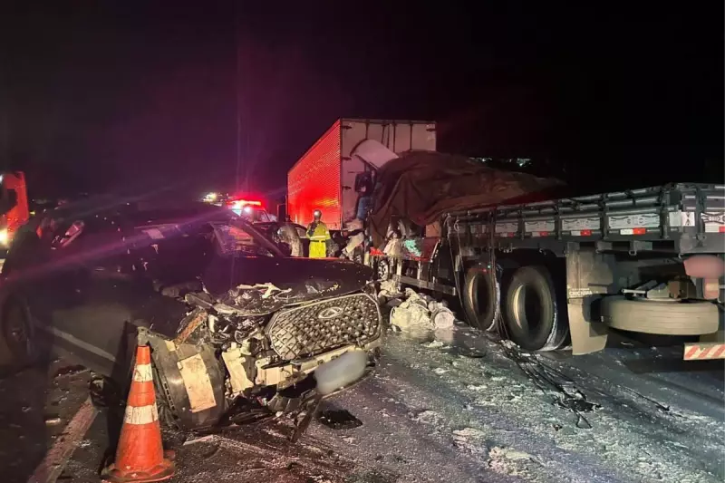 Acidente com cinco veículos paralisa BR-101 em Joinville e causa congestionamento quilométrico