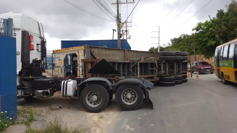 Acidente com contêiner tomba e causa lentidão na Avenida Autaz Mirim, em Manaus
