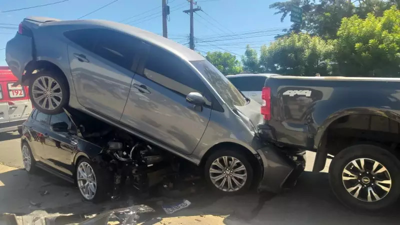Acidente com três carros e moto deixa feridos na Zona Sul de Teresina