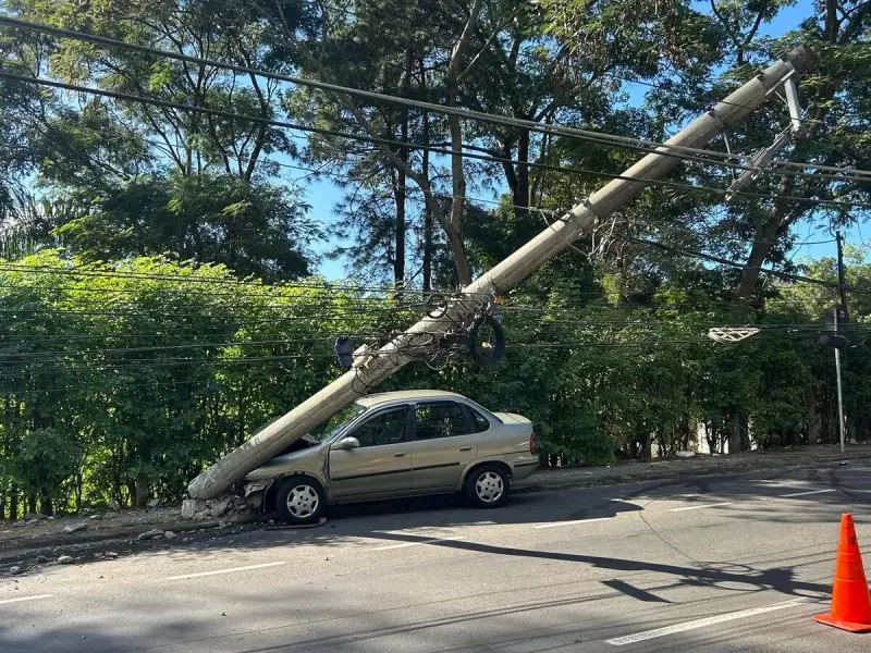 Acidente em Juiz de Fora: Motorista perde controle e colide com poste no bairro Salvaterra