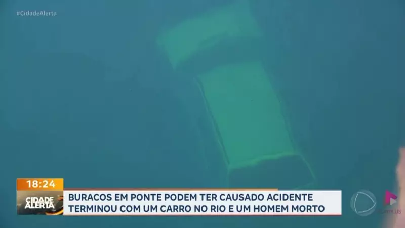 Acidente em ponte entre SP e MG deixa uma vítima fatal e carro submerso