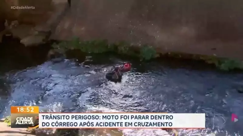 Acidente em Ribeirão Preto: moto cai em córrego após colisão com carro