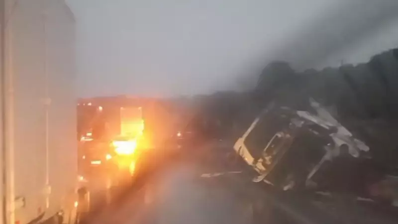 Acidente entre carro e caminhões na BR-376 deixa feridos e trânsito caótico na Grande Curitiba
