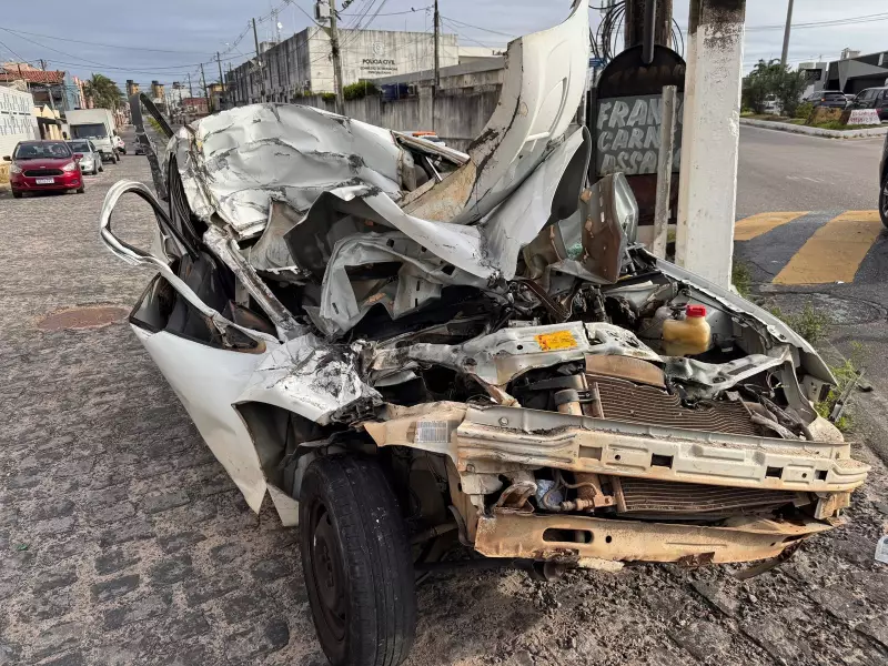 Acidente entre carro e ônibus deixa feridos em Natal: veja detalhes