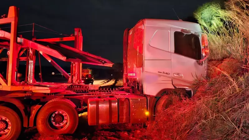 Acidente grave na BR-365: Carreta cegonheira colide com veículo de escolta e deixa vigilantes feridos