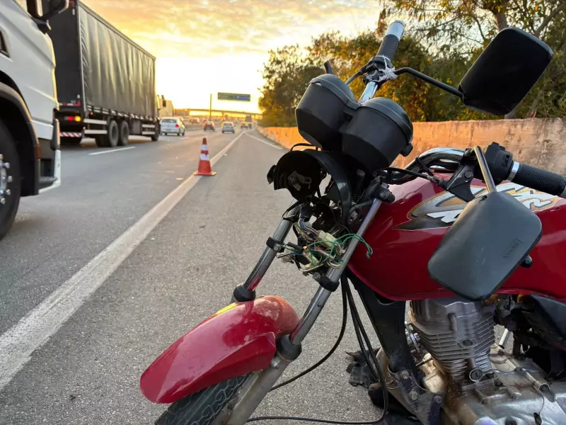 Acidente grave na Dom Pedro: caminhão, carro e moto colidem e deixam duas vítimas em estado crítico