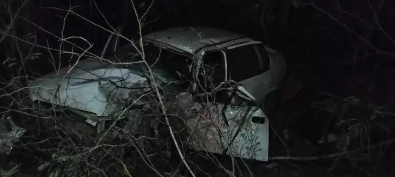 Acidente na MG-122: Carro colide com caminhão e motorista fica ferido