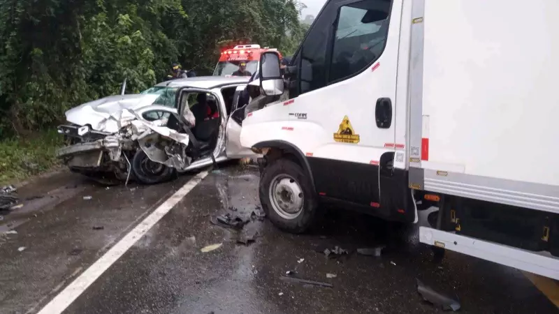 Acidente na Rio-Santos deixa duas pessoas gravemente feridas após colisão entre carros e caminhão