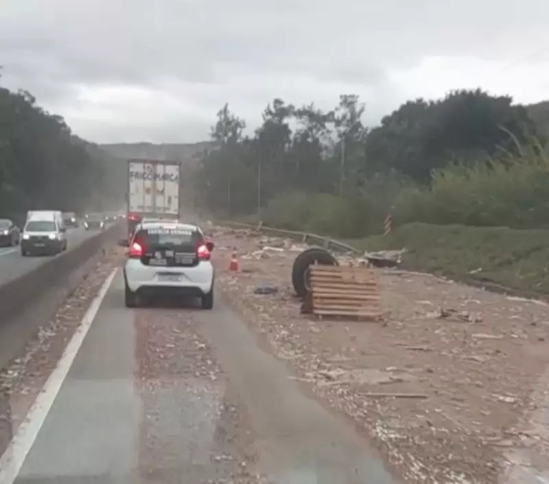 Acidente na Via Dutra deixa feridos e causa congestionamento quilométrico