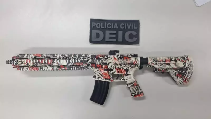 Adolescente causa pânico ao simular ação armada com réplica de fuzil em Salvador