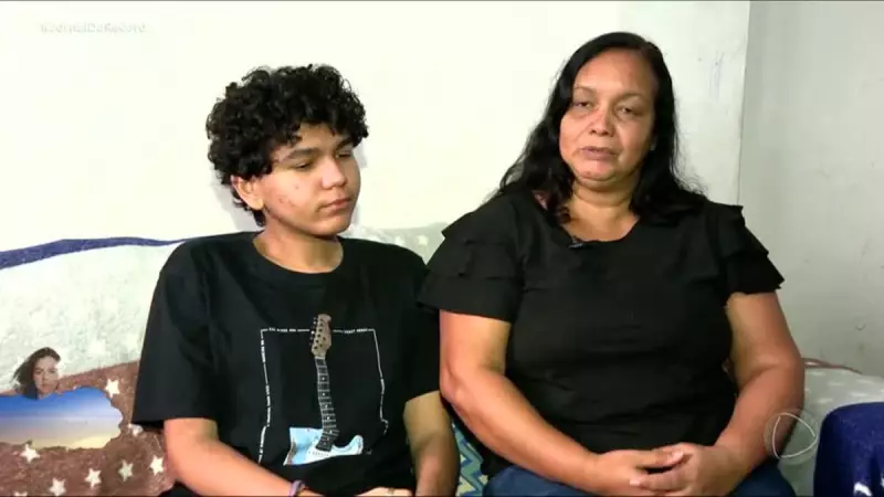 Adolescente com doença rara busca tratamento pelo SUS: família luta por acesso à saúde