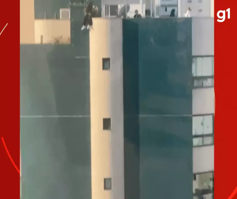 Adolescente é flagrada sentada no parapeito de prédio de 9 andares em Balneário Camboriú e assusta moradores