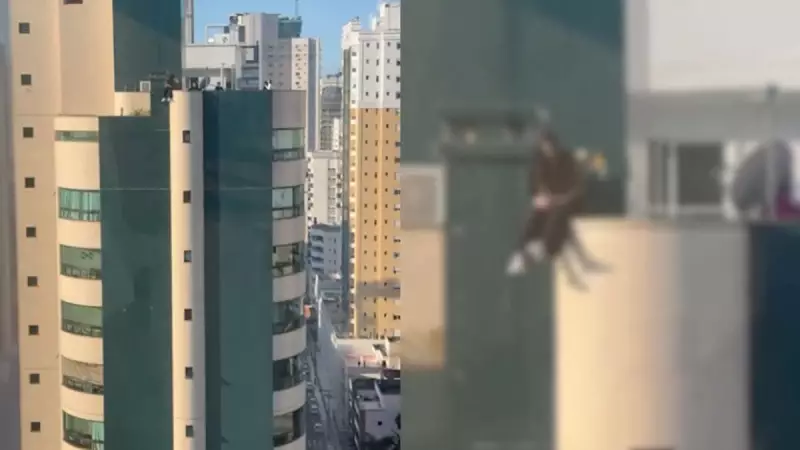 Adolescente é flagrada sentada no parapeito de prédio em Balneário Camboriú — Veja o vídeo chocante!