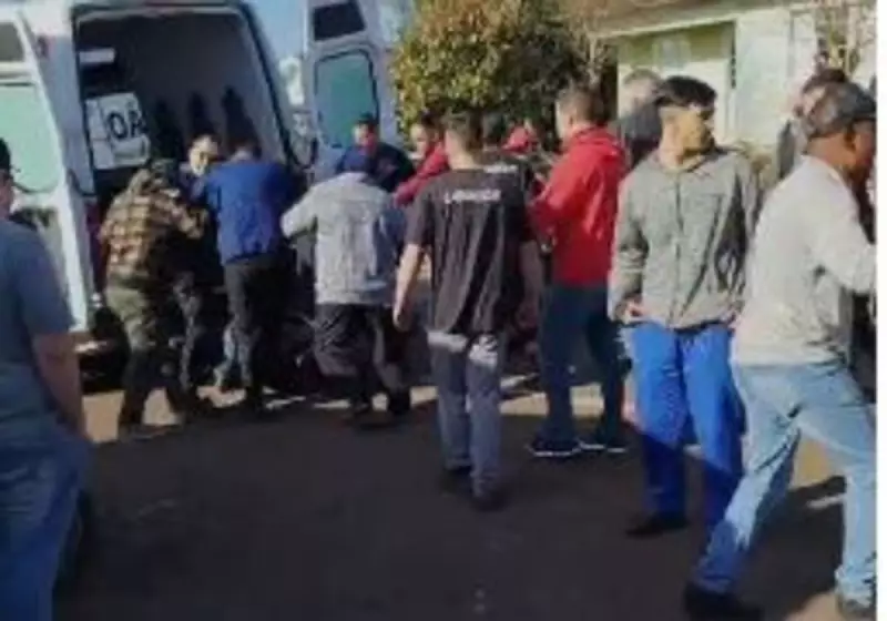 Adolescente que matou criança em ataque a escola no RS é agredido ao ser retirado de ambulância