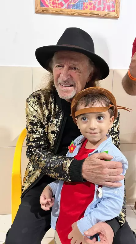 Alceu Valença emociona fã mirim em show épico em Campina Grande: 'Meu cantor favorito do universo!'