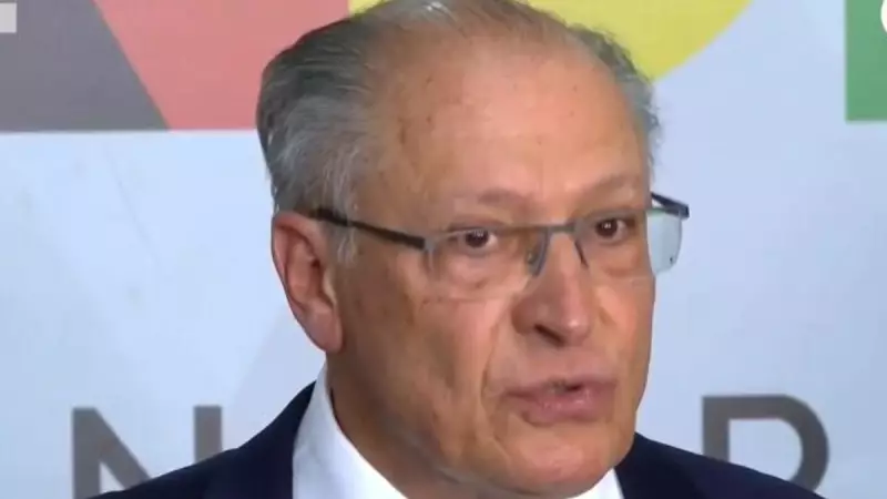 Alckmin Exige Resposta dos EUA Sobre Tarifas: Negociações em Jogo