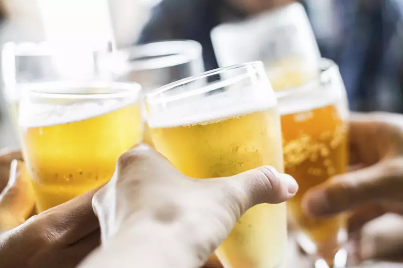 Álcool na sociedade: como desafiar a normalização do consumo e respeitar quem não bebe