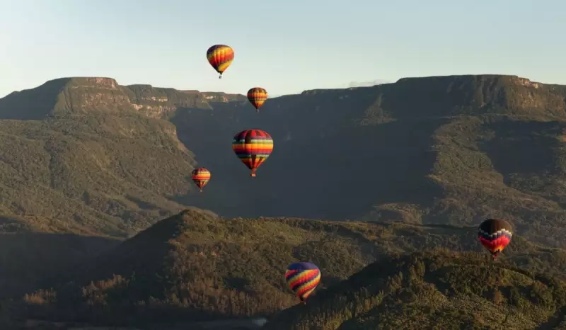 Alesc debate futuro do balonismo turístico em reunião estratégica em Praia Grande
