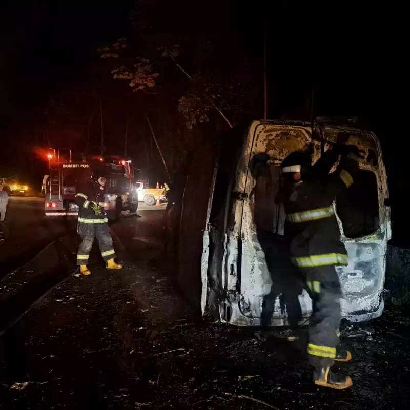 Ambulância da prefeitura de Ubatuba pega fogo na Rodovia Oswaldo Cruz e fica destruída