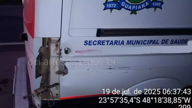 Ambulância e guincho se envolvem em colisão na Rodovia Antonio Romano Schincariol, em Capão Bonito