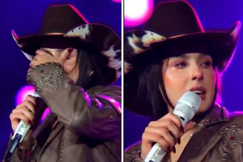 Ana Castela se emociona no palco e revela pressão na carreira: 'Às vezes dá vontade de sumir'
