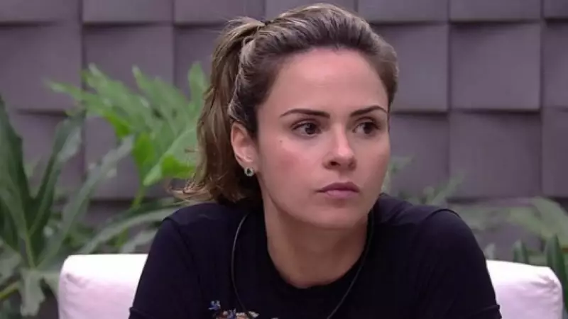 Ana Paula Renault desabafa sobre perseguição de fãs: 'Situação assustadora'