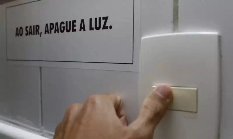 Aneel mantém bandeira vermelha em julho: veja como economizar na conta de luz